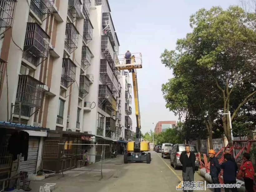 我为群众办实事 | 维护群众“头顶上的安全”,他们开着吊车来了——