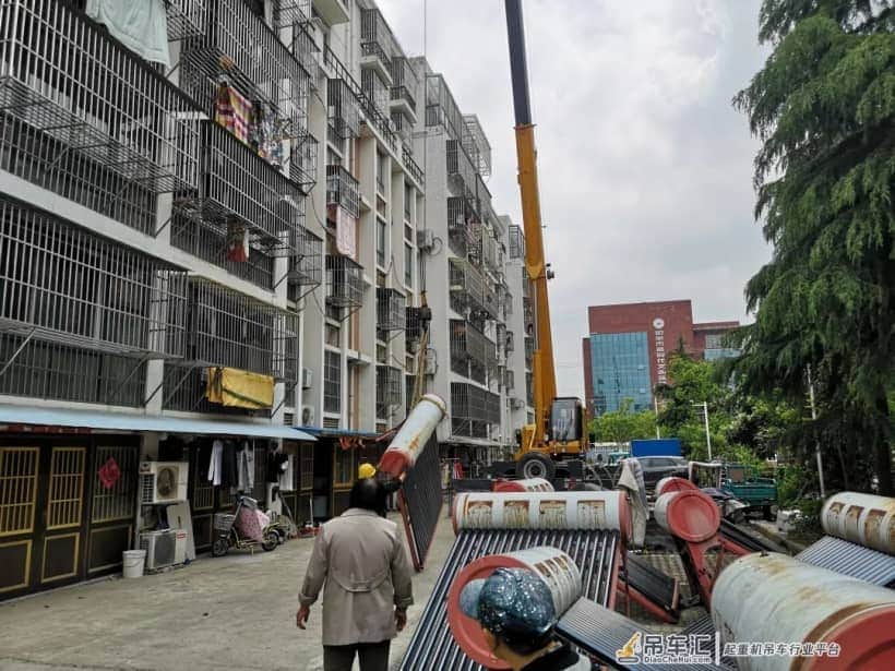 我为群众办实事 | 维护群众“头顶上的安全”,他们开着吊车来了——