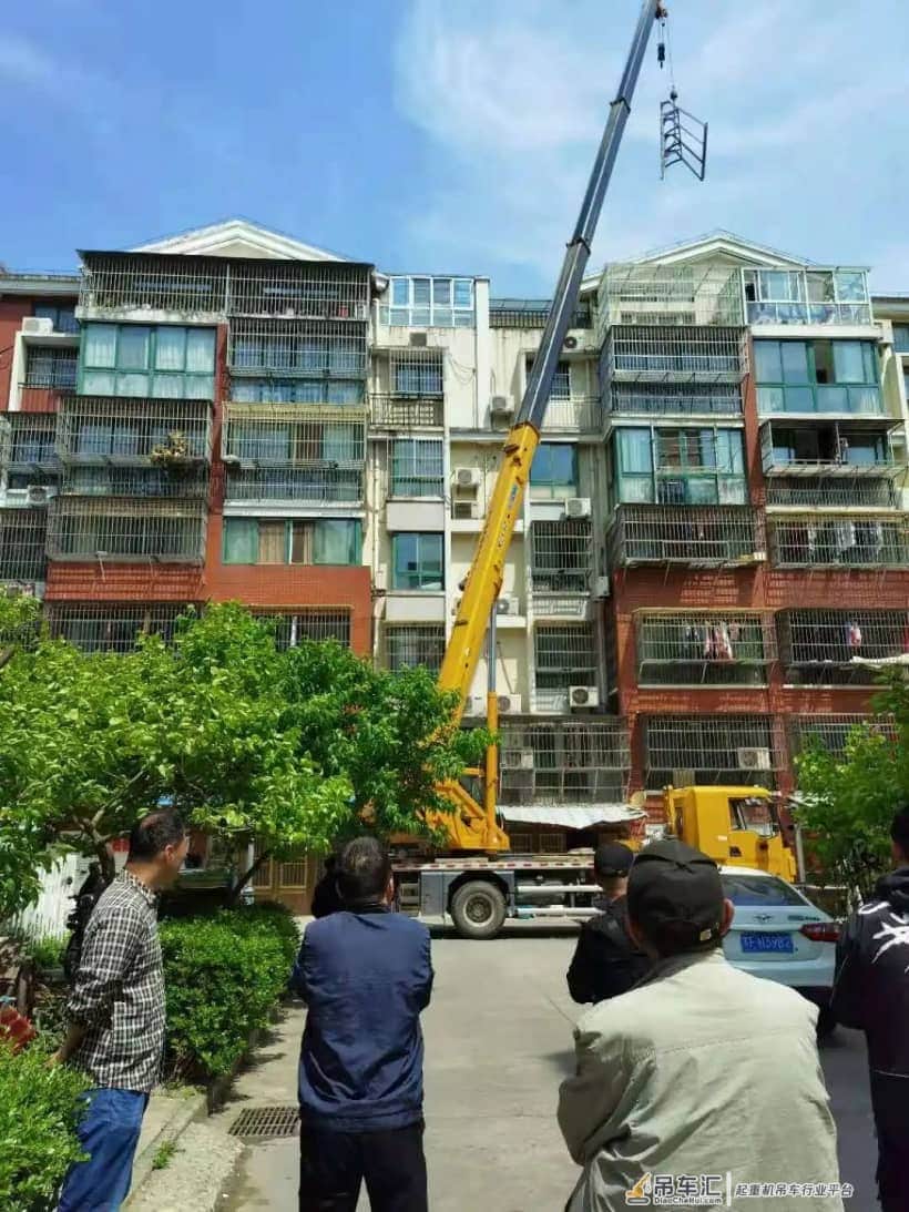 我为群众办实事 | 维护群众“头顶上的安全”,他们开着吊车来了——