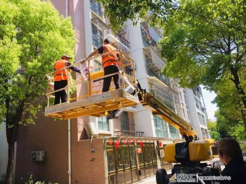 我为群众办实事 | 维护群众“头顶上的安全”,他们开着吊车来了——
