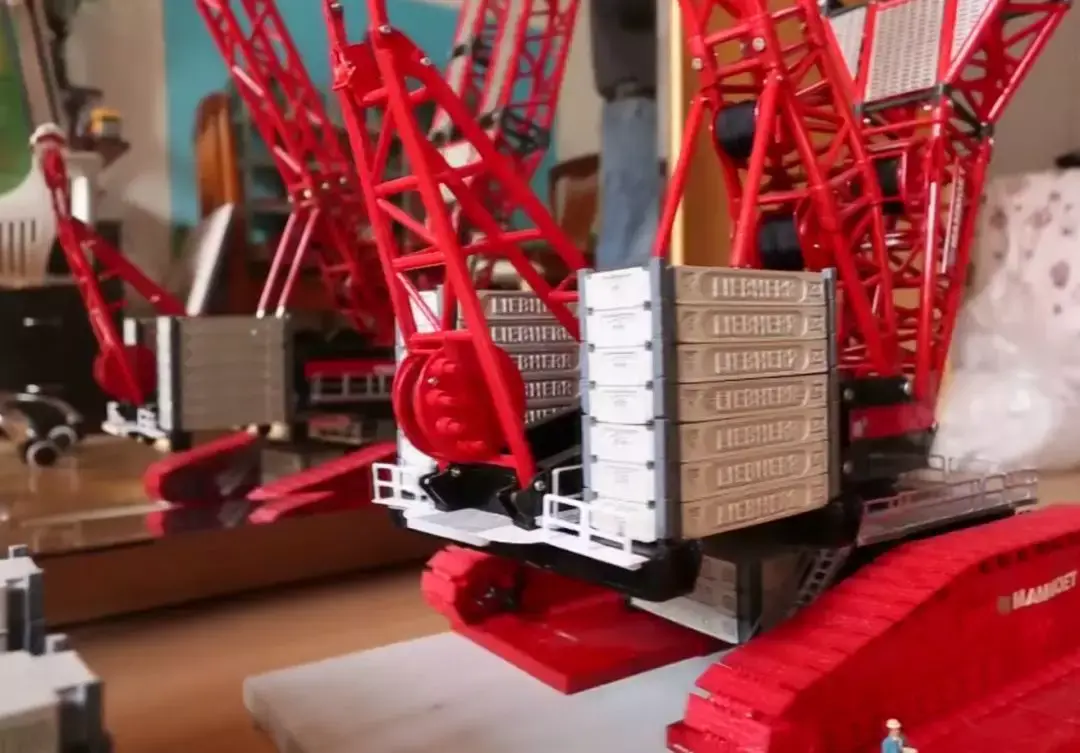 膜拜大神!国内牛人手工还原利勃海尔3000t履带吊