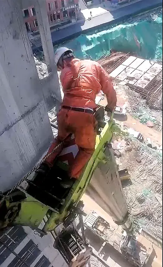 吊车臂头上翘起二郎腿...安全员:罚10万