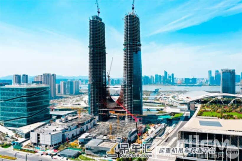 三一SAC4500全地面起重机助建杭州310米新摩天地标双子塔