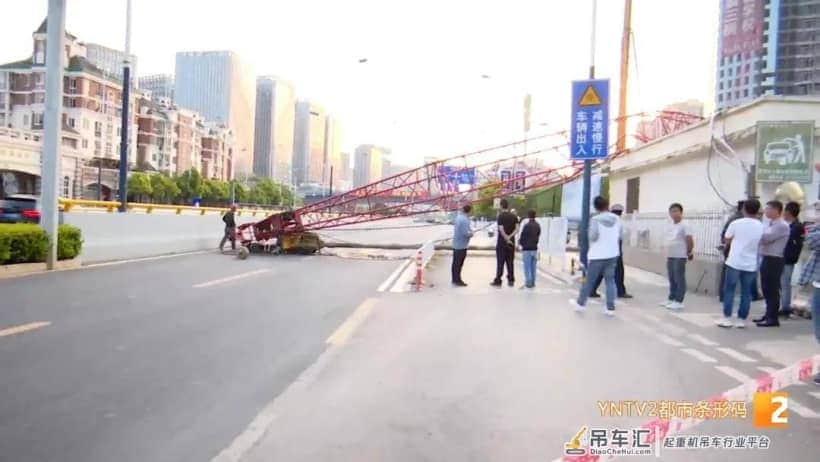 工地起重机吊臂突发倾倒，交通中断、行人受伤，具体原因…
