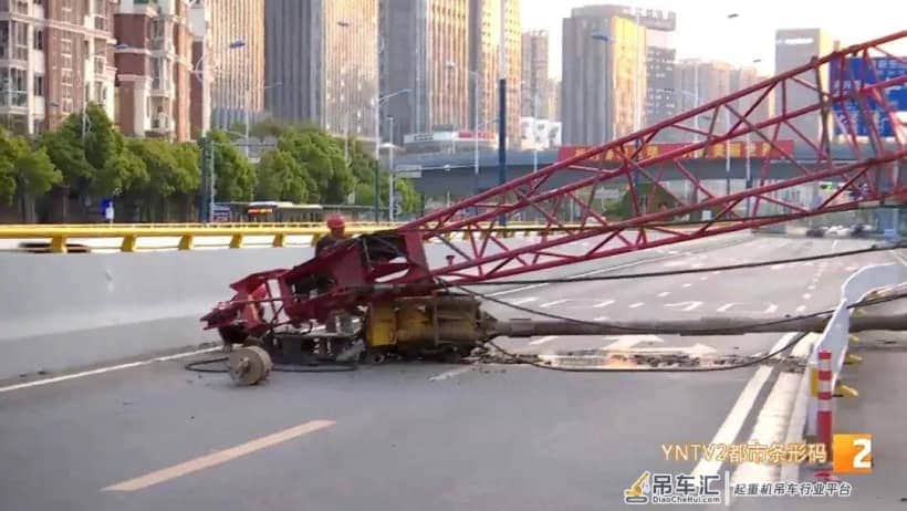 工地起重机吊臂突发倾倒,交通中断、行人受伤,具体原因...