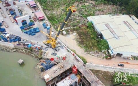 东莞轨道1号线吊装大场面，750吨吊车送30吨桥墩支座顺利“上位”