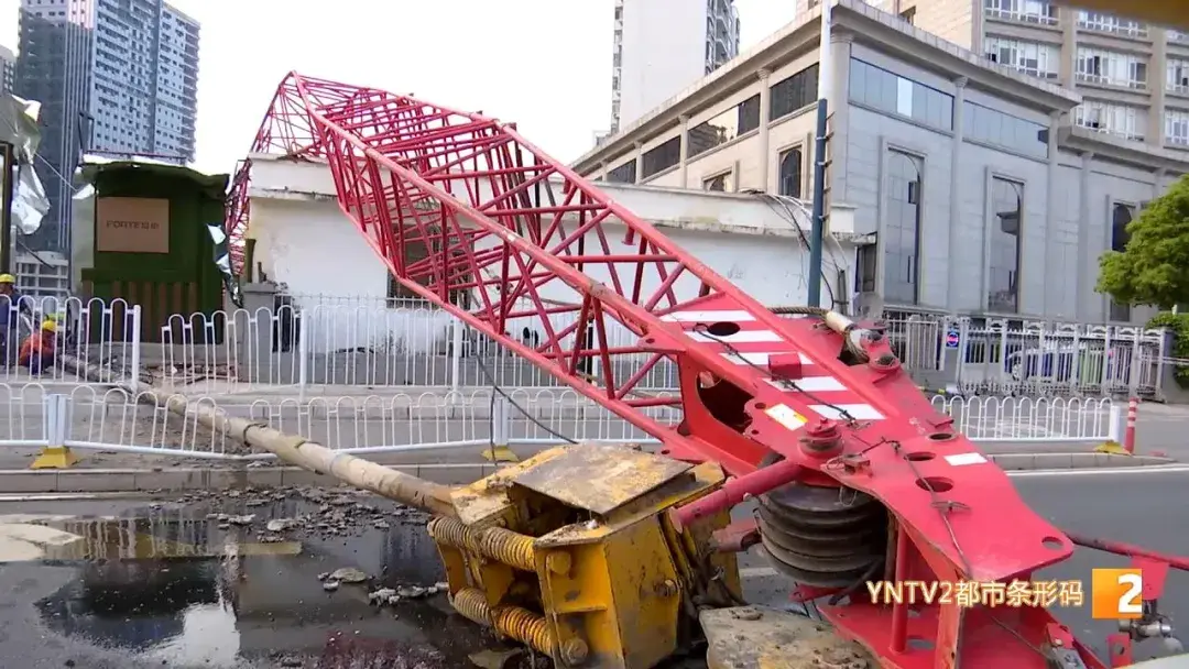 工地起重机吊臂突发倾倒，交通中断、行人受伤，具体原因正在调查