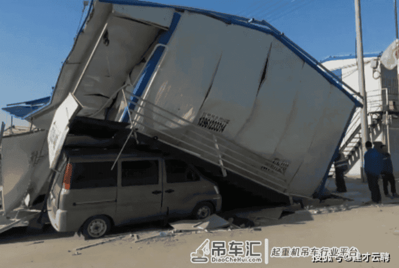 塔吊被吹翻！房屋被吹倒！强风致多地工地发生事故！
