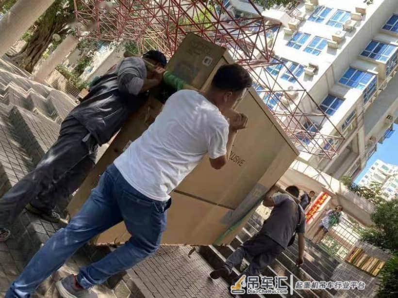 惊！海南土豪买100吋电视，苏宁用吊车运上17楼