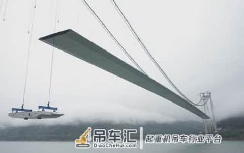 距江面百米高空“荡移”接力 新田长江大桥钢箱梁吊装创造国内施工纪录