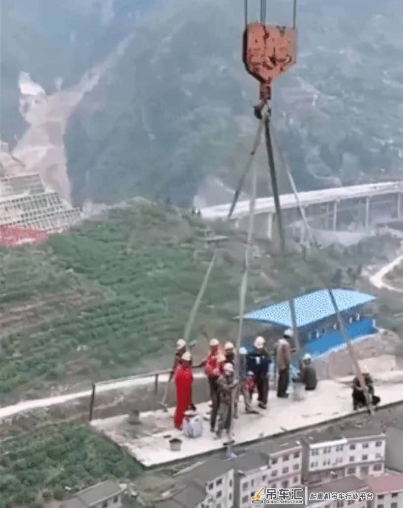 不要命的操作,吊车吊人上80米高空!安全员看了这些都想辞职