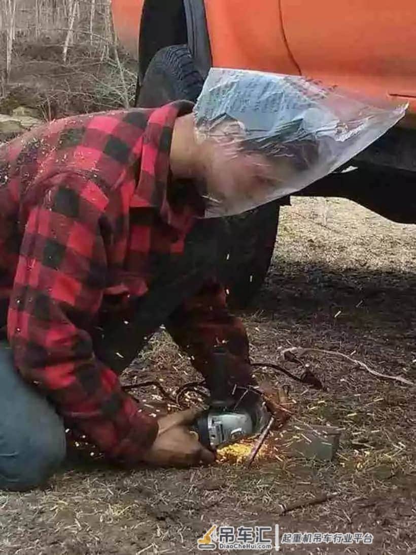 不要命的操作,吊车吊人上80米高空!安全员看了这些都想辞职