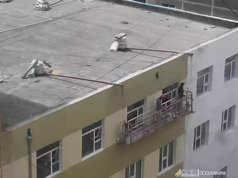 不要命的操作,吊车吊人上80米高空!安全员看了这些都想辞职