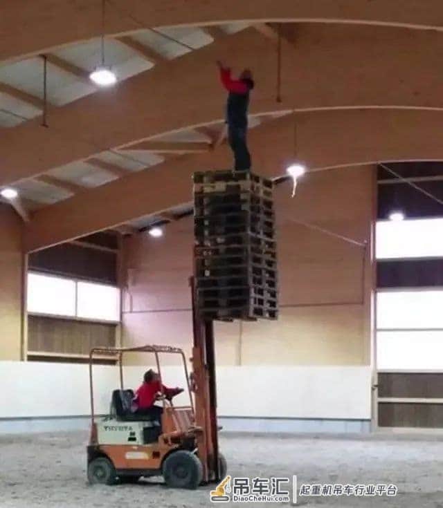 不要命的操作,吊车吊人上80米高空!安全员看了这些都想辞职