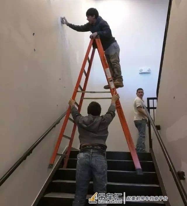 不要命的操作,吊车吊人上80米高空!安全员看了这些都想辞职