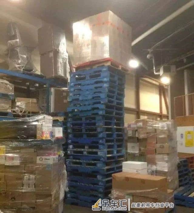 不要命的操作,吊车吊人上80米高空!安全员看了这些都想辞职
