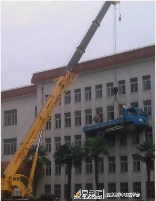 不要命的操作,吊车吊人上80米高空!安全员看了这些都想辞职