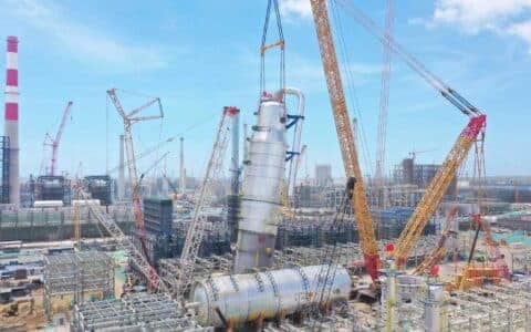 中石油广东石化炼化一体化项目3天完成“超限双塔”吊装