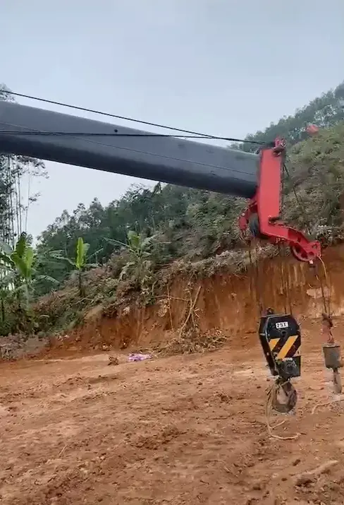 工地干拔!汽车吊秒变"折臂吊"不行就移车,总是要付出代价