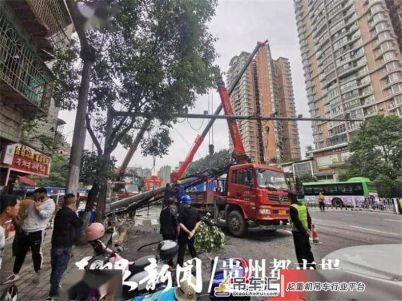 电线杆倒塌，砸中出租车