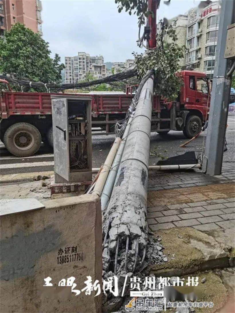 电线杆倒塌,砸中出租车