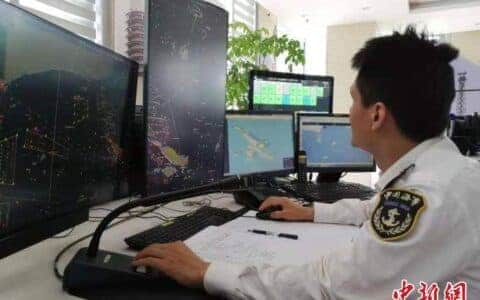 洋山深水港今年首批岸吊进港安装