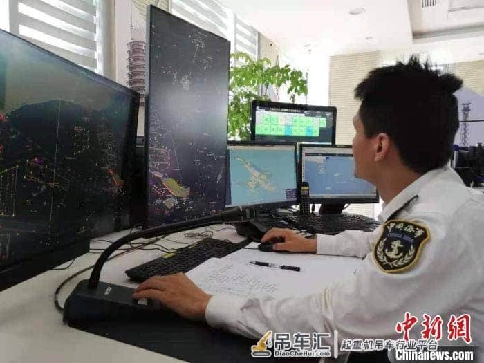 洋山深水港今年首批岸吊进港安装
