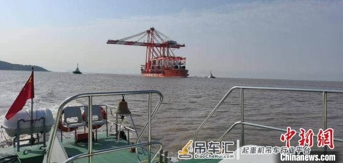 洋山深水港今年首批岸吊进港安装