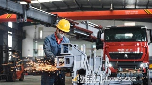「沿着高速看湖北·福银线」吊车行业的“蜘蛛侠”！小身躯可起吊3吨