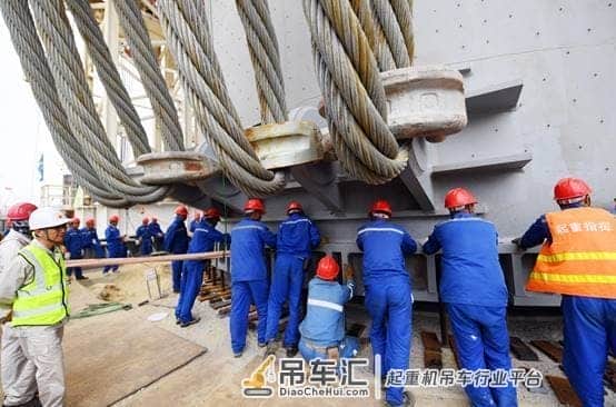 广东石化炼化一体化项目4606吨抽余液塔成功就位 刷新亚洲最重塔器吊装纪录