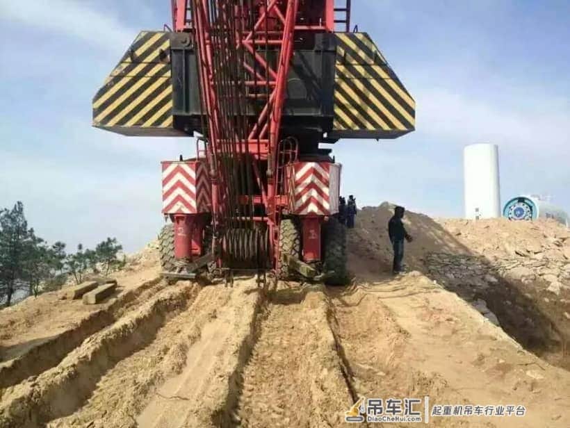 新大方1560吨汽车吊，