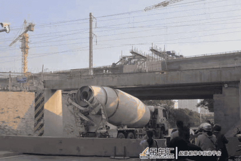 壹现场丨罐车剐掉横梁堵死早高峰 50吨吊车赶来清障