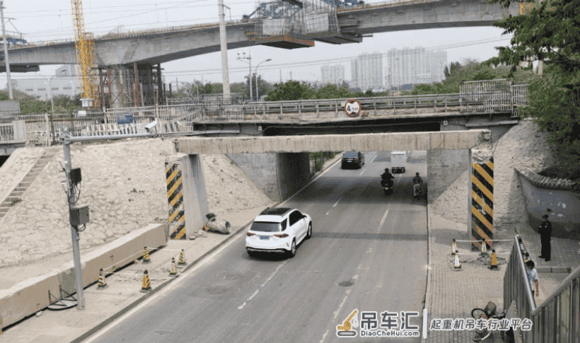 壹现场丨罐车剐掉横梁堵死早高峰 50吨吊车赶来清障