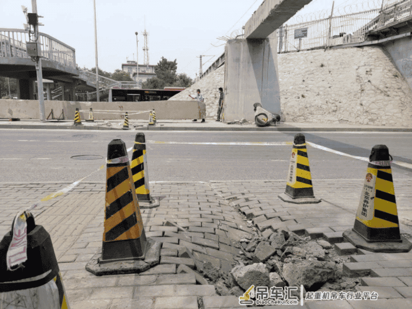 壹现场丨罐车剐掉横梁堵死早高峰 50吨吊车赶来清障