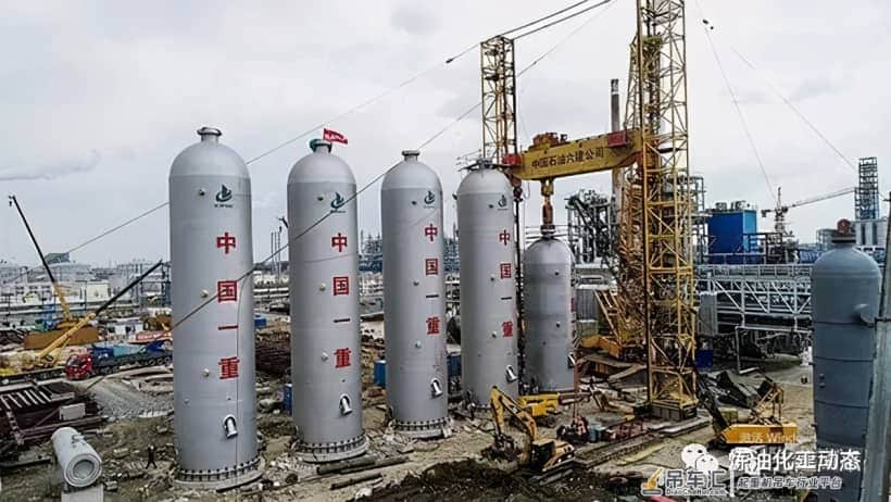 盘锦吊装项目八台千吨级反应器吊装完成