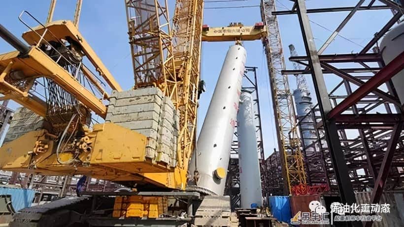 盘锦吊装项目八台千吨级反应器吊装完成