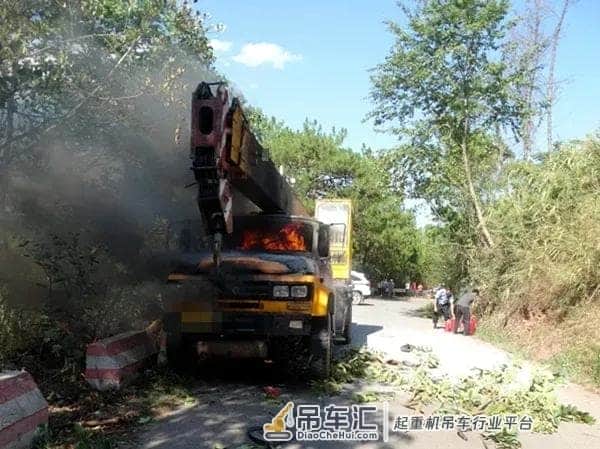 吊车行驶中起火 古城派出所迅速救援