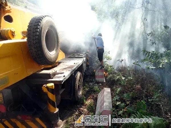 吊车行驶中起火 古城派出所迅速救援