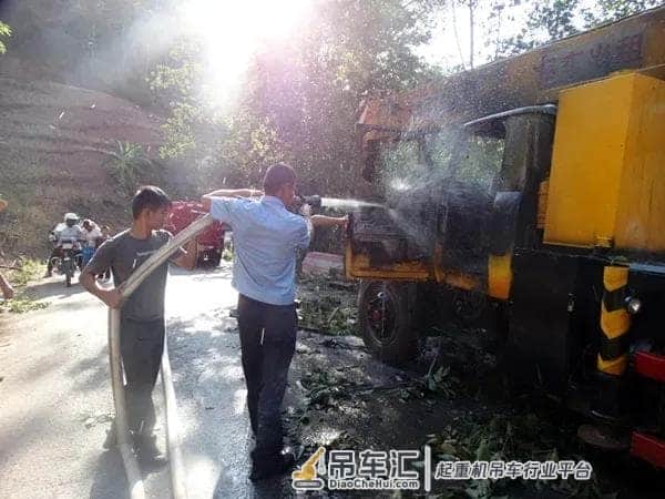 吊车行驶中起火 古城派出所迅速救援