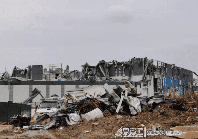 龙卷风过境武汉:塔吊弯折工人宿舍夷为平地,有车辆来回清障