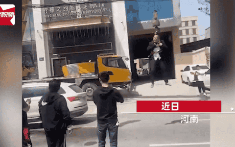 新郎被绑吊车上遭高压水枪呲水，现场画面曝光，网友看不下去了