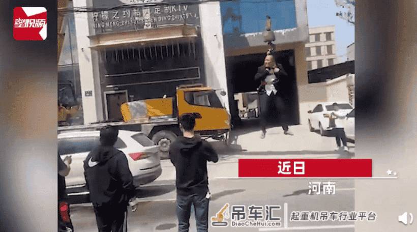 新郎被绑吊车上遭高压水枪呲水，现场画面曝光，网友看不下去了