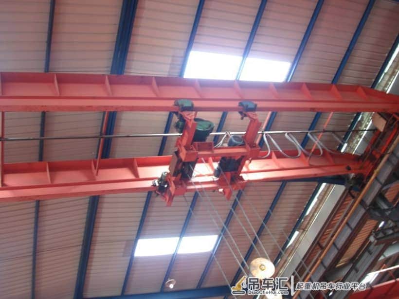 模具钢材店里用到的一个设备-起重机