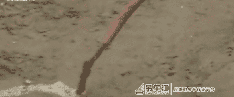 工地奇事!吊车能当收音机,工人们围在一起听秦腔