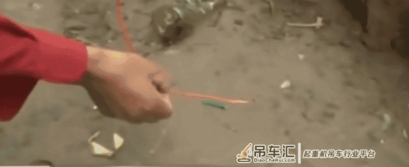 工地奇事!吊车能当收音机,工人们围在一起听秦腔