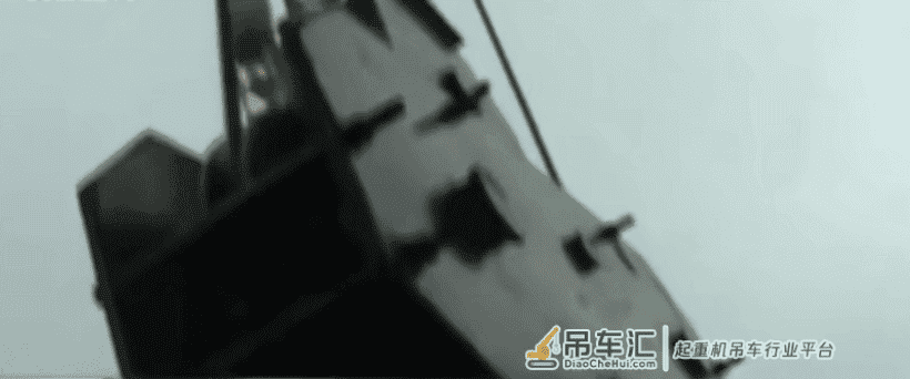 工地奇事!吊车能当收音机,工人们围在一起听秦腔