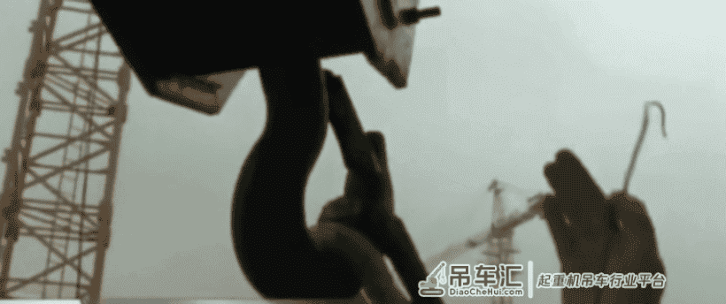 工地奇事!吊车能当收音机,工人们围在一起听秦腔
