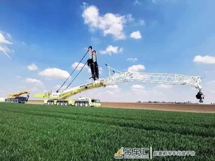 带着大臂行走吊车，利勃海尔汽车吊