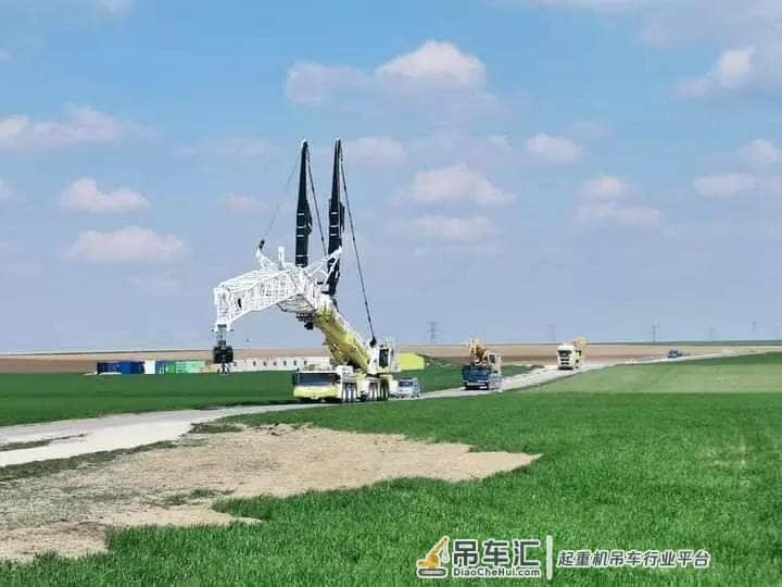 带着大臂行走吊车，利勃海尔汽车吊