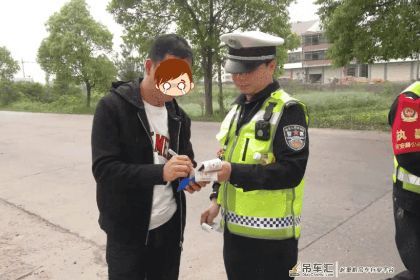 吉安一吊车司机酒驾上路,看到有交警检查竟弃车假装“围观群众”